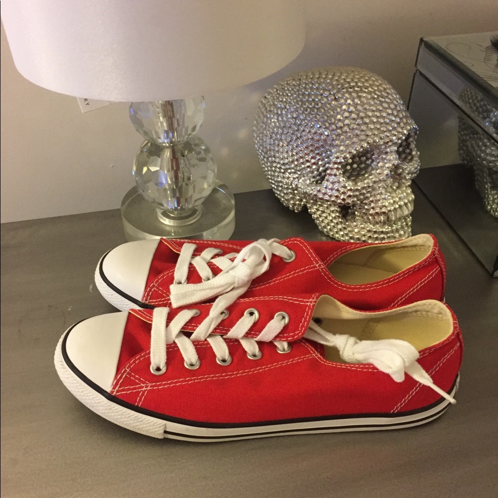 BRAND NEW dainty converse size 7